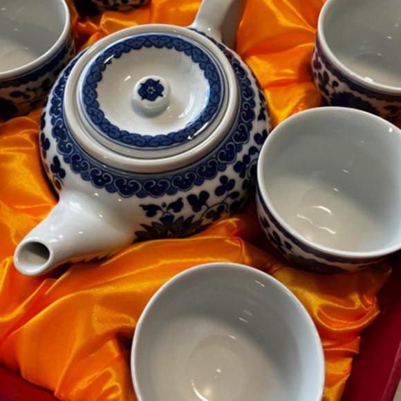 Vintage Chinese Teapot/Six Teacups in Display Case, Blue & White, REDUCED! - Picture 5 of 11